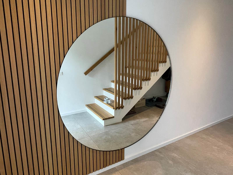 Maßgefertigter Spiegel aus Glas im hellen Eingangsbereich