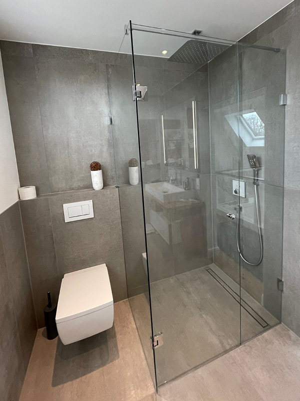 Ganzglasdusche als Duschabtrennung aus Glas in modernem Badezimmer