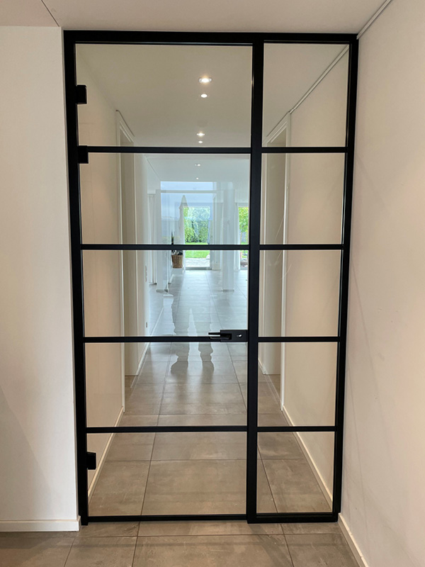 Detailansicht einer Lofttür aus Glas mit präziser Führung und klarer Linienführung